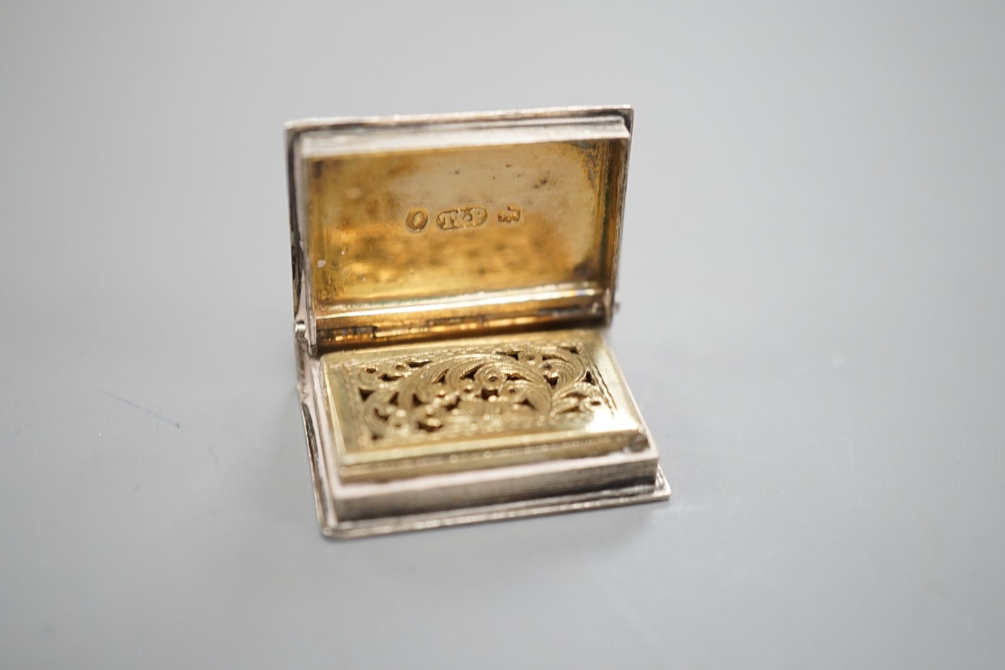 An early Victorian novelty silver vinaigrette, modelled as a book, Taylor & Perry, Birmingham, 1838, 26mm.